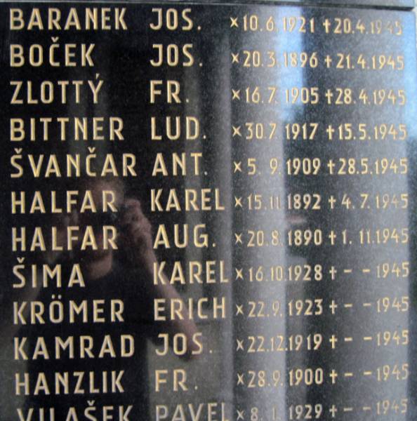 Jméno Karla Halfara (bratra prapradědy) na pomníku padlých německých vojáků v Kobeřicích. August Halfar pod ním náš příbuzný není. Jedná se zde pouze o shodu jmen.