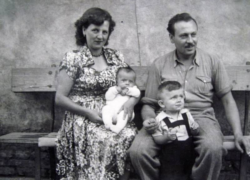 Praděda Hans/Jan a prababička Erna společně se svými syny - dědou Pavlem a jeho bratrem Petrem